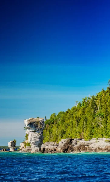 ヒューロン湖の植木鉢岩の形成を詳しく見る — ストック写真