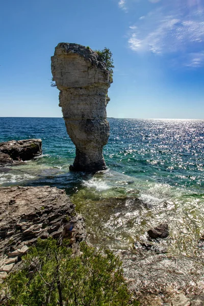 阳光普照的花盆岩石，休伦湖，上 — 图库照片