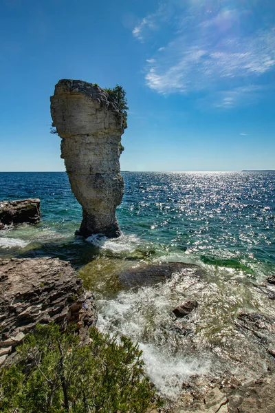 Квіткові горщики побиття середині дня сонце, озеро Гурон, на — стокове фото