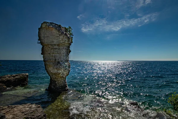 Dunne wolken stip de middag hemel over bloempot Island, Lake Huron, op — Stockfoto