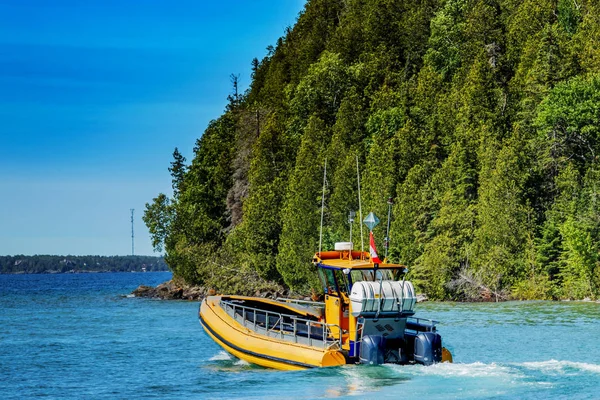 Power boat leaving flower pot island to the mainland, ON — Stock Photo, Image