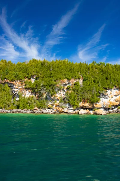 Dramatiska himmel, klippor och turkos vatten sätta upp en stor show på sjön Huron, på — Stockfoto