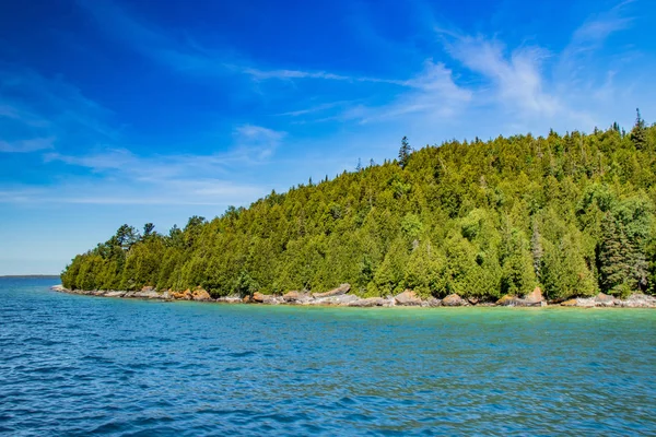 Stor Sommarscen av vatten, klippor, och himlen, Lake Huron, på — Stockfoto