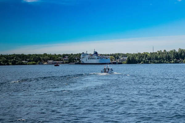 Ferry to Manitoulin from Tobermory docking at the port, ON — Stock Photo, Image