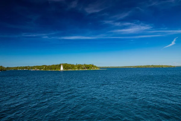 大浴缸灯塔和托伯莫里看到从休伦湖， — 图库照片