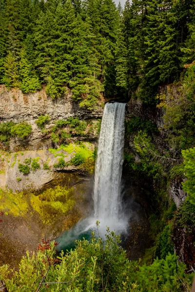 Wasser strömt das Tal hinunter - Schnaps fällt — Stockfoto