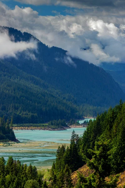Brandywine vadisini tanımlayan yüksek dağlar ve bulutlar