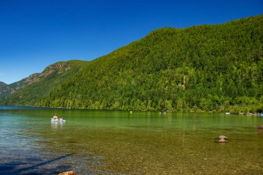 Cameron Gölü'nde sakin bir yaz günü, Vancouver Adası, M.Ö.