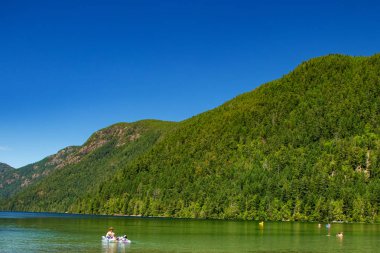 Cameron Gölü'nün sığ ucu, Vancouver Adası, M.Ö.