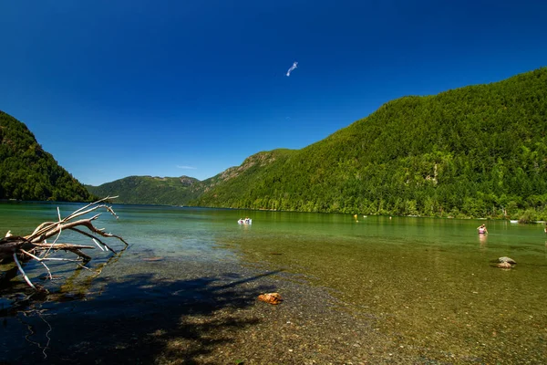 카메론 호수의 녹색과 푸른 바다, 밴쿠버 섬, BC — 스톡 사진