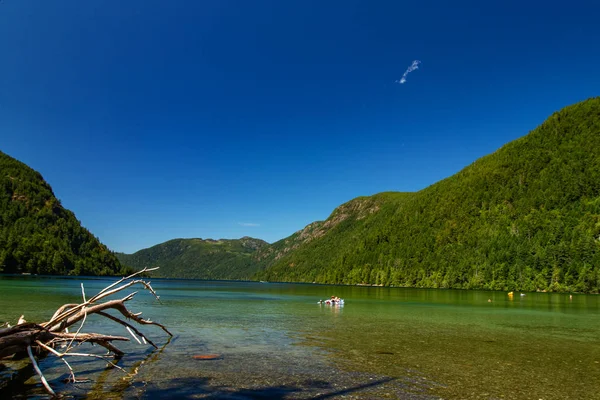 岛上的大湖之一，卡梅隆湖，温哥华岛，不列颠哥伦比亚省 — 图库照片