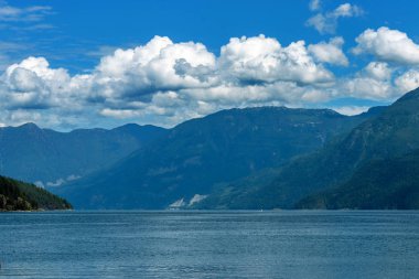 M.Ö. Earl Koyu yakınlarında dağların üzerinde bulutlar yuvarlanıyor.