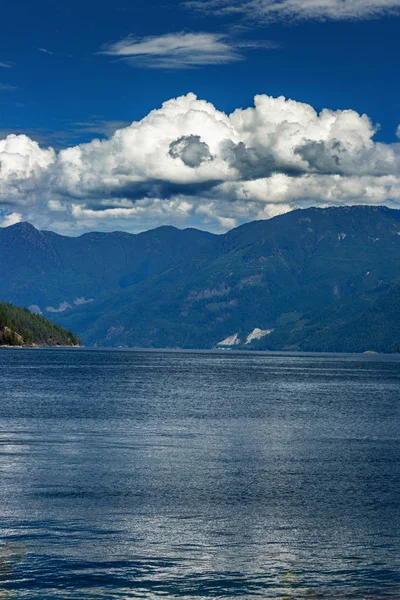 Thick clouds roll over the giant mountains near Earl's Cove, BC — Stock Photo, Image