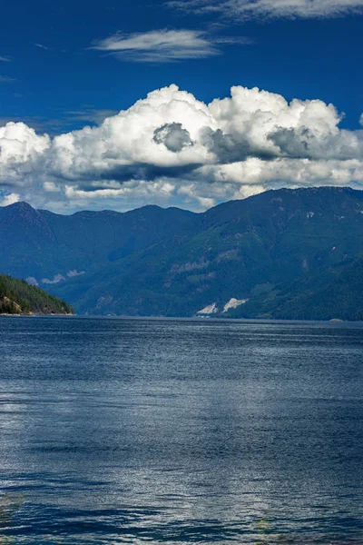 얼스 코브(Earl's Cove, Bc) 근처의 거대한 산위로 두꺼운 구름이 굴러갑니다. — 스톡 사진