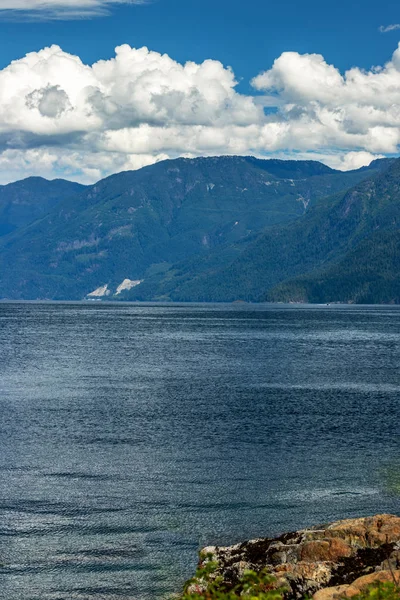 Air, pegunungan, salju dan awan di dekat Teluk Earl, BC — Stok Foto