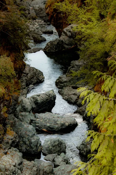 Красиво і легко з великими скелями-англієць водоспад річки, острів Ванкувер, BC — стокове фото