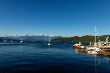 Gibsons, M.Ö. yakın akşam güneşinde derin mavi su