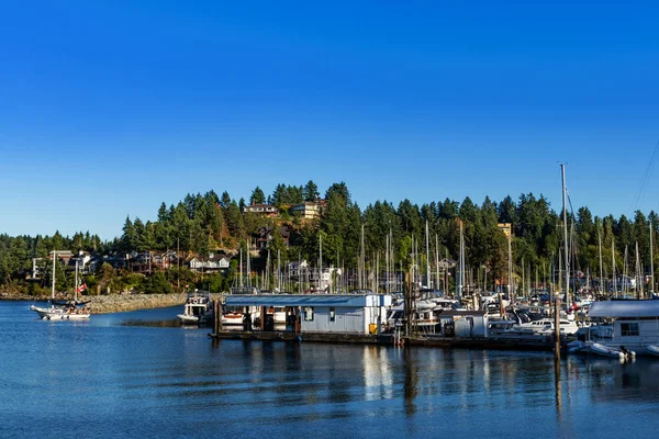 Kapal merapat dekat pulau di Gibsons, BC — Stok Foto