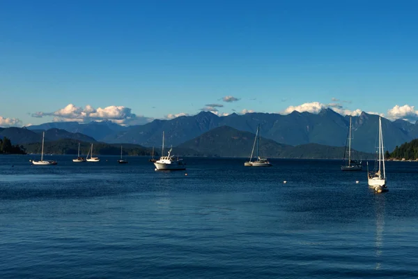 Perahu dan gunung di kejauhan di Gibsons, BC — Stok Foto