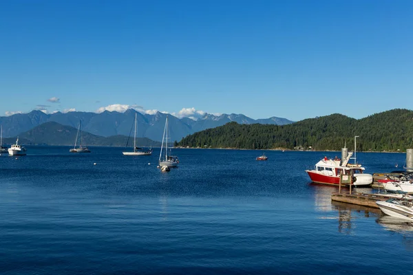 Barche pigre con le montagne sullo sfondo vicino a Gibsons, BC — Foto Stock