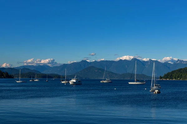 Awan, pegunungan, air dan kapal di dekat Gibsons, BC — Stok Foto