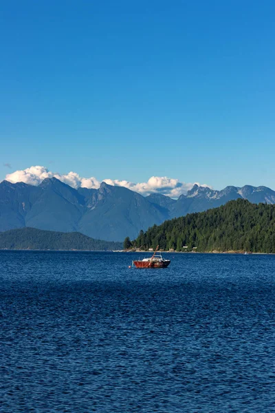 Barca solitaria vicino all'isola di Gibsons, BC — Foto Stock