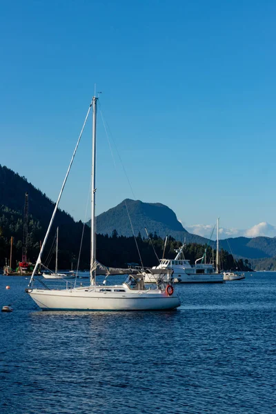 Lodě zakotvené nedaleko přístavu v Gibsons, BC — Stock fotografie