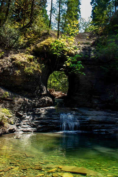 Rustige watervallen uit een kunstmatig gat — Stockfoto