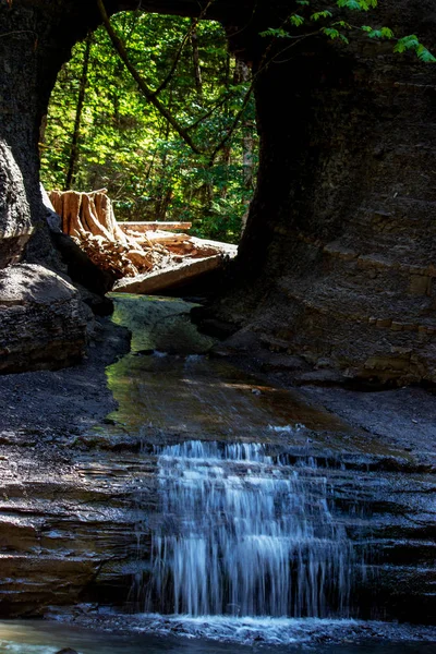 Dicht bij de man gemaakt gat in de muur waterval — Stockfoto