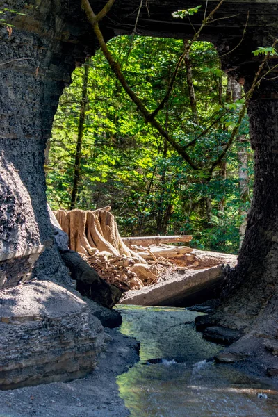 Gat geboord en bos gezuiverd om een door de mens gemaakte waterval te creëren — Stockfoto
