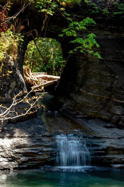 Het gat op de rots dat er natuurlijk uitziet voor een kunstmatige waterval — Stockfoto