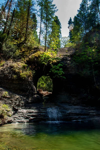 Heldere zomermiddag in het gat in de muur, Port Alberni, Bc — Stockfoto