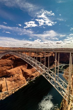 Glenn Canyon Barajı yakınlarındaki çelik kemer mühendisliği köprüsü, Page, AZ