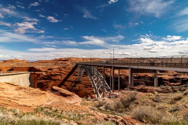 Nehir Glenn Canyon Barajı, Page, AZ yakınlarındaki engebeli araziyi yıkıyor.