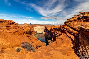 Glenn Canyon Barajı, AZ, ABD yakınlarındaki her yerde kırmızı kayalar var.