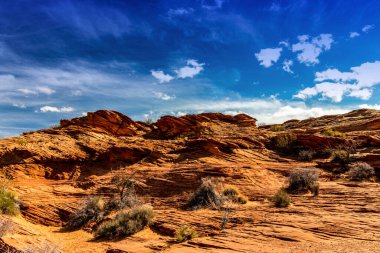 Kırmızı kaya kıvrımları ve Glenn Canyon Barajı yakınlarında açık mavi gökyüzü, AZ, ABD