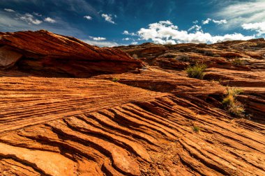 Sayfa, AZ, ABD 'de kayalar, desenler, tepeler, gökyüzü, bulutlar ve güneş