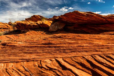 ABD 'nin AZ sayfasındaki kırmızı ve mavi ve engebeli kayalar arasındaki renk zıtlığı