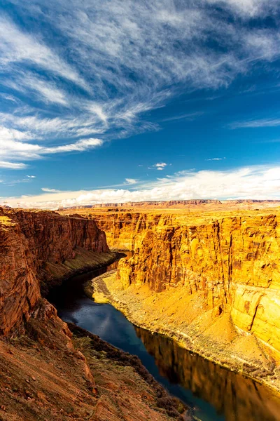 Page yakınlarındaki Colorado nehri etrafındaki güzel çöl manzarası, Glenn Canyon Barajı, AZ, ABD