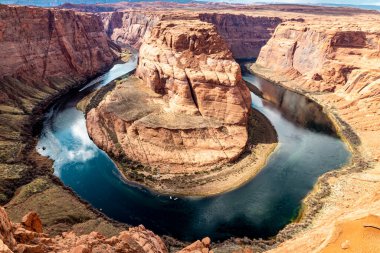 Colorado nehrinin koyu mavi suları Horseshoe dönemecinin yanında, Page, AZ