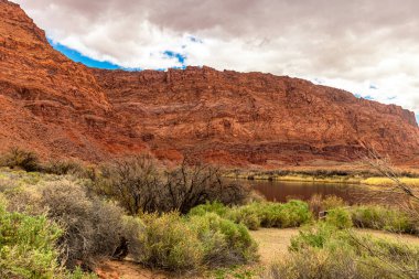 Colorado nehri dağlara yakın, Lees Ferry inişi, Page, AZ, ABD