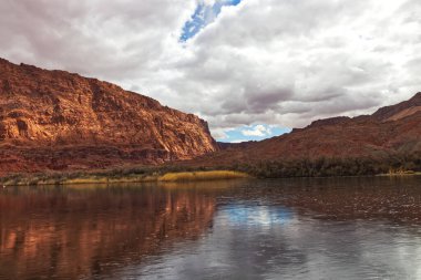 Colorado nehrindeki yoğun bulutların arasından sızan ışık, Lees Ferry 'nin ABD' ye inişi, Page, AZ