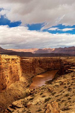 Colorado nehri yakınlarındaki parlak öğleden sonra, Navajo köprüsü, AZ, ABD