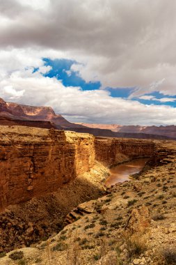 Colorado nehir kıyısı Navajo köprüsü yakınlarında, AZ, ABD