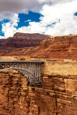 Kemer köprüsü ABD 'nin AZ eyaletindeki Navajo köprüsü yakınlarındaki Colorado nehri üzerindeki ana kayaya bağlandı.