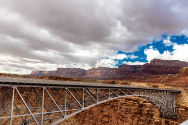 Colorado nehri üzerindeki uzun metalik köprü, Navajo köprüsü, AZ, ABD