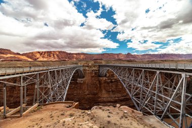 Bir bankayı diğerinden görmek - Navajo Köprüsü, AZ, ABD