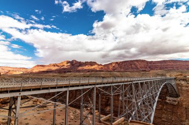 Navajo köprüsü yakınlarında parlak bir öğleden sonra Rolling Hills, AZ, ABD