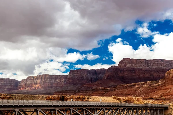 Machtige Bergen Zweven Boven Door Mens Gemaakt Staal Navajo Bridge — Stockfoto