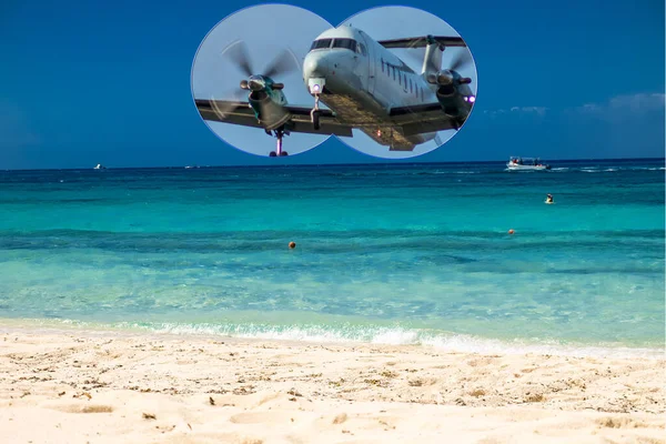 Bliźniacze Śmigło Samolot Widziano Latający Pobliżu Plaży Meksyku — Zdjęcie stockowe